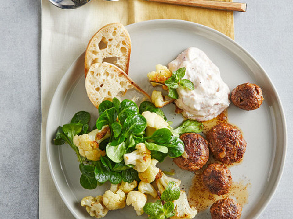 Blumenkohlsalat-mit-Hackb-llchen-und-fruchtigem-Fetadip