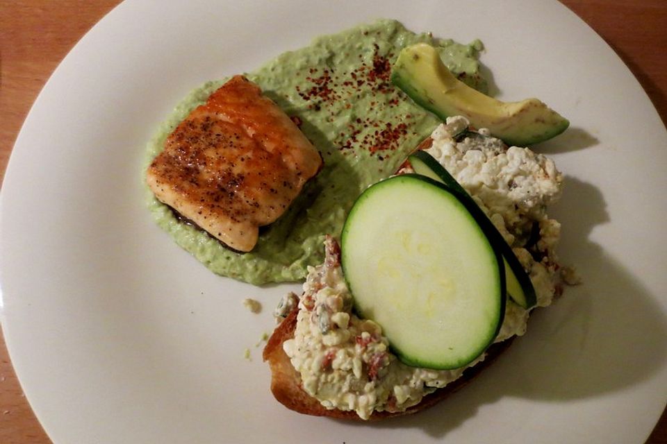 Lachs auf Avocadocreme mit Frischkäse und Knusperbrot