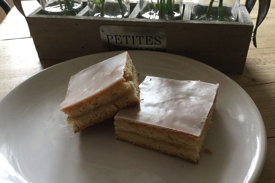 Gedeckter Apfelmuskuchen mit Zuckerguss vom Blech