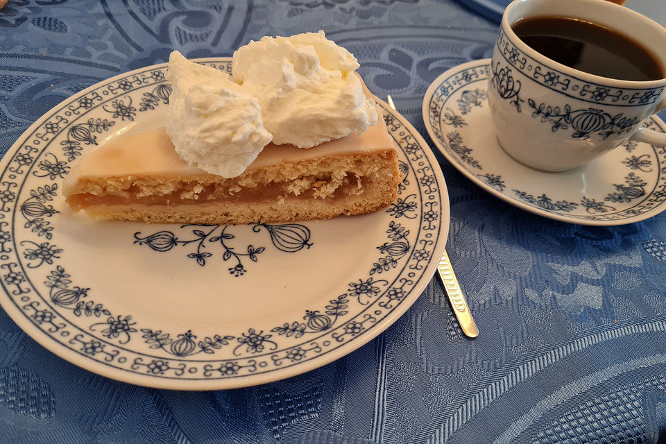 Gedeckter Apfelmuskuchen mit Zuckerguss vom Blech