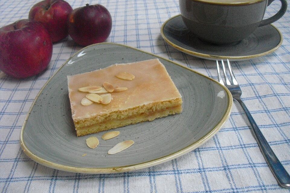 Gedeckter Apfelmuskuchen mit Zuckerguss vom Blech