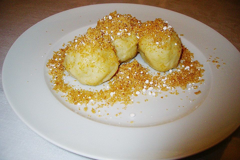 Österreichische Marillenknödel mit Topfenteig