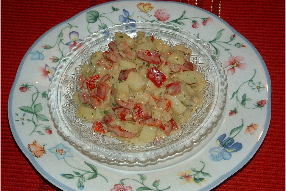 Gurke-Paprika-Salat in Dressing aus isländischem Frischkäse und Senf