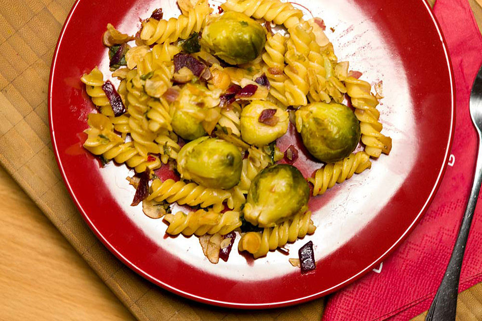 Rosenkohl mit Nüssen, Hähnchenbrust und Pasta