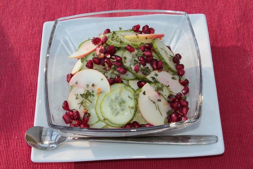 Gurken-Apfel-Salat mit Granatapfelkernen