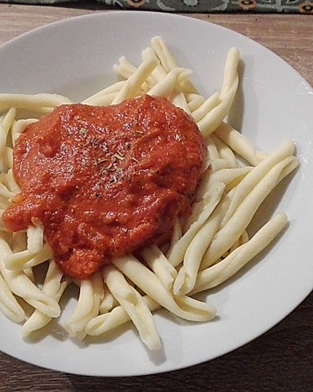 Maccheroni al ferretto mit Tomate-Mozzarella Sauce