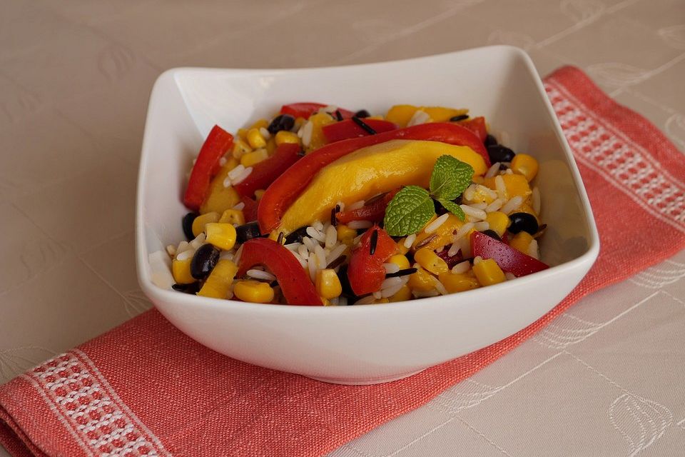 Reissalat mit Mango, Mais, schwarzen Bohnen und Paprika