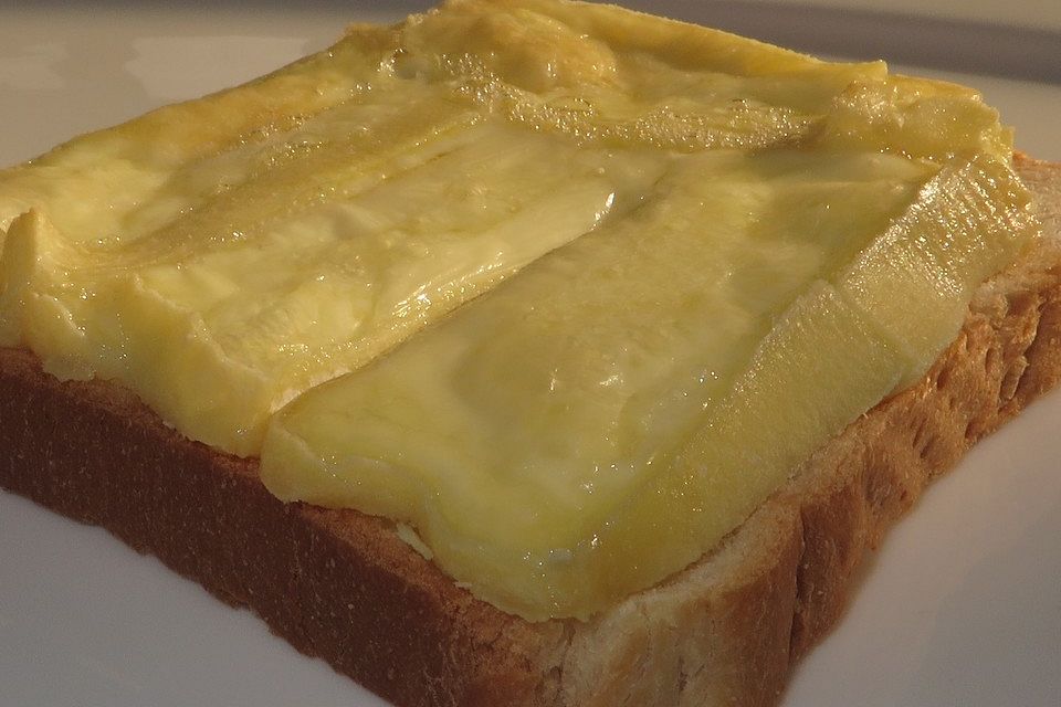 Überbackener Camembert-Apfel-Vollkorntoast