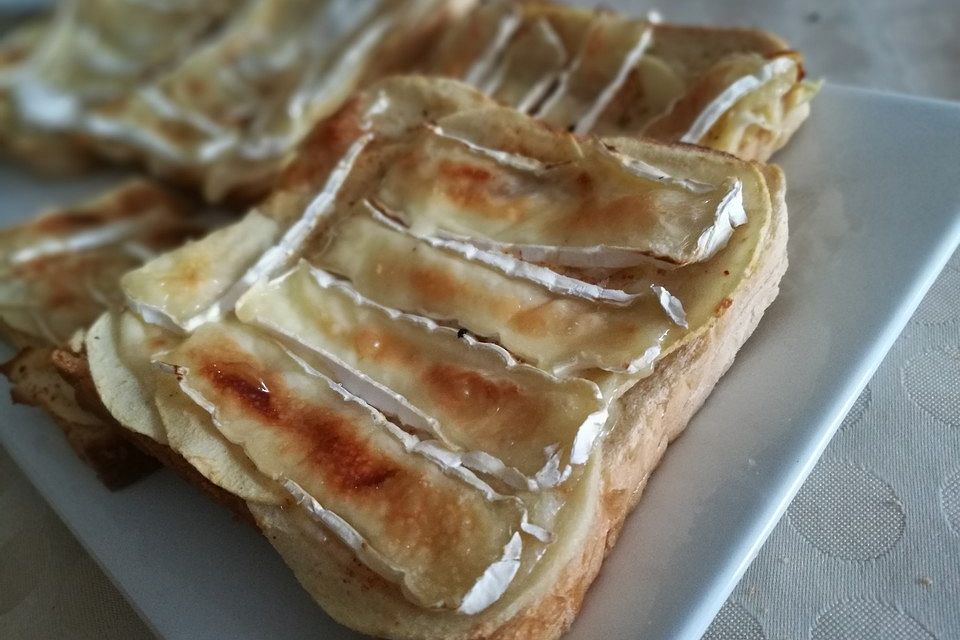 Überbackener Camembert-Apfel-Vollkorntoast