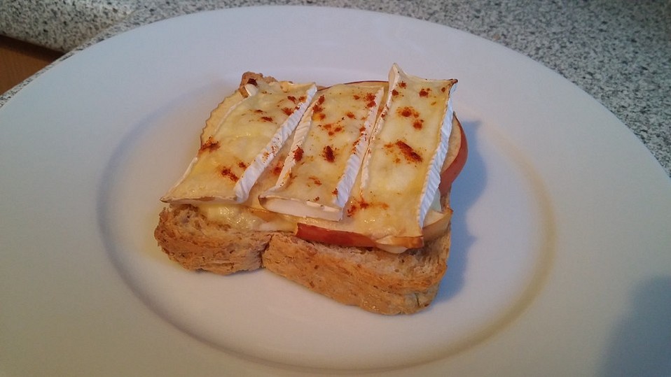 Überbackener Camembert-Apfel-Vollkorntoast von patty89 Überbackener Camembert-Apfel-Vollkorntoast von patty89