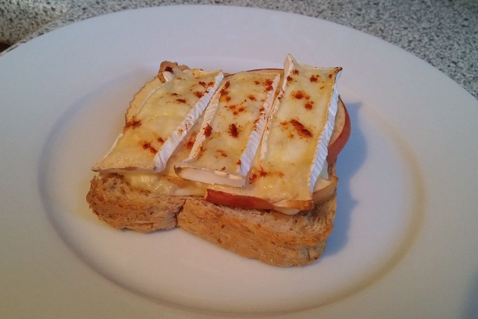 Überbackener Camembert-Apfel-Vollkorntoast