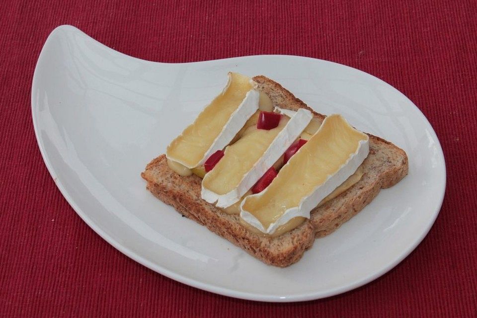 Überbackener Camembert-Apfel-Vollkorntoast