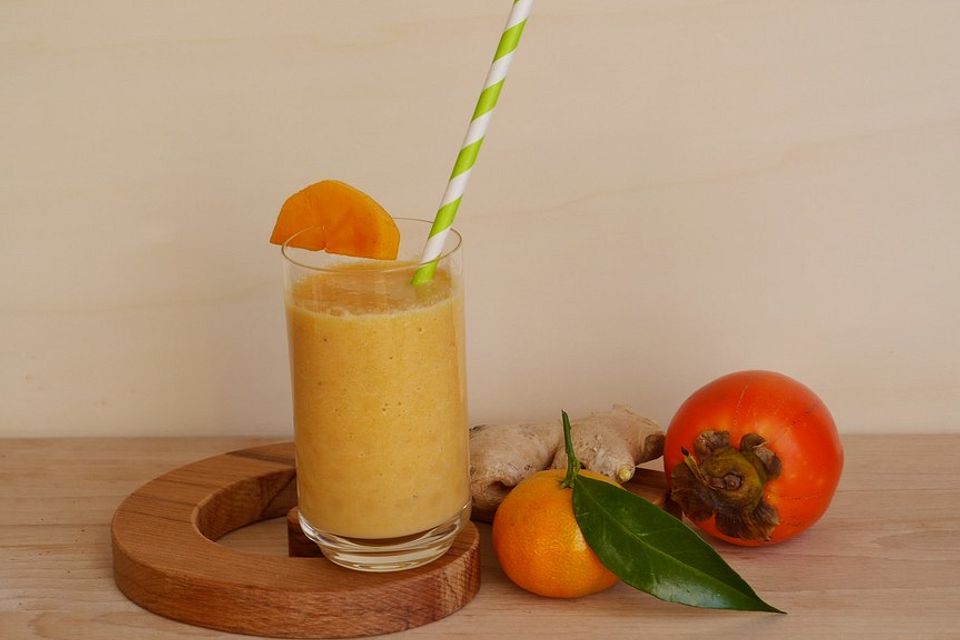 Sharonfrucht-Smoothie mit Mandarine und Banane