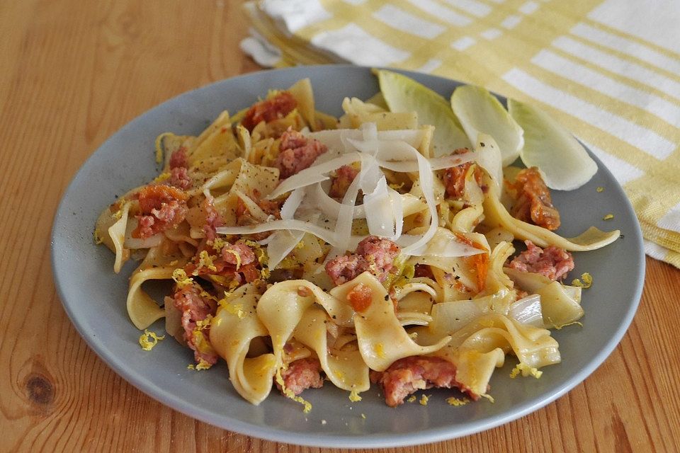 Bandnudeln mit Salsiccia, Chicorée und getrockneten Tomaten