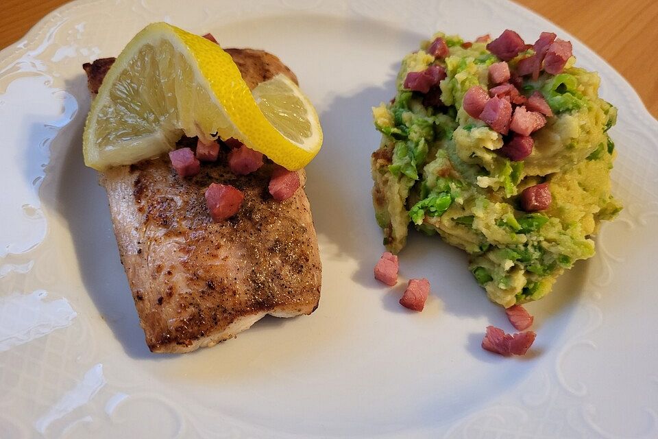 Seelachsfilet mit Speck und Kartoffel-Erbsen-Püree