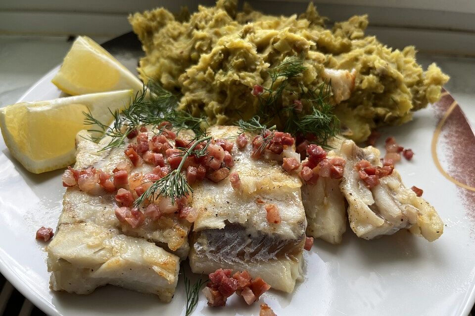 Seelachsfilet mit Speck und Kartoffel-Erbsen-Püree