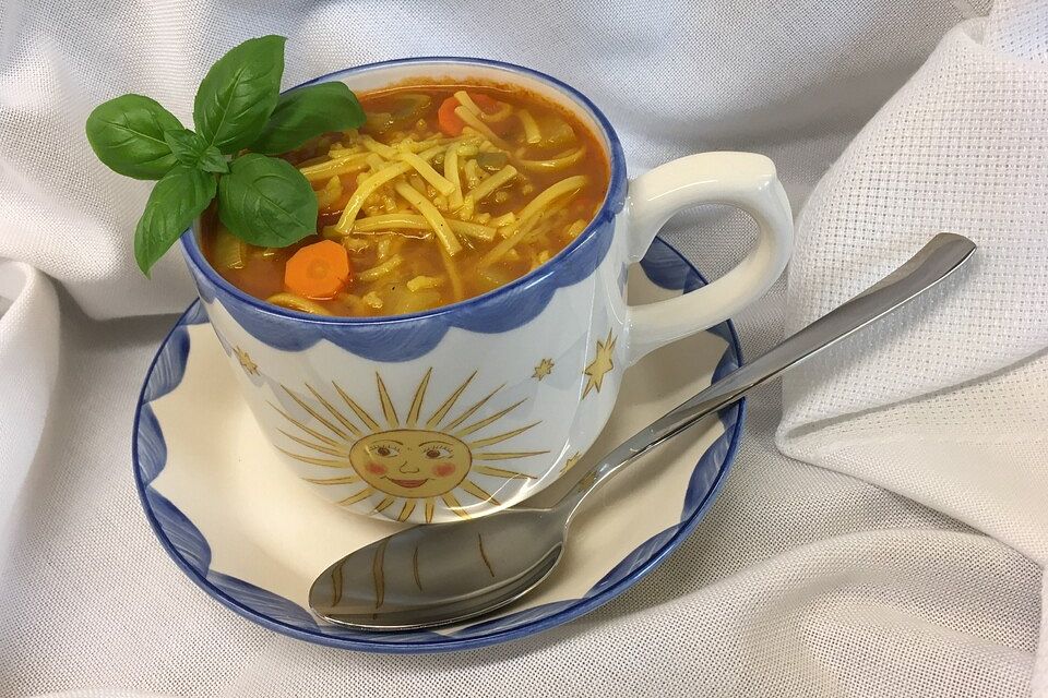 Reis-Nudel-Gemüsesuppe mit Kurkuma