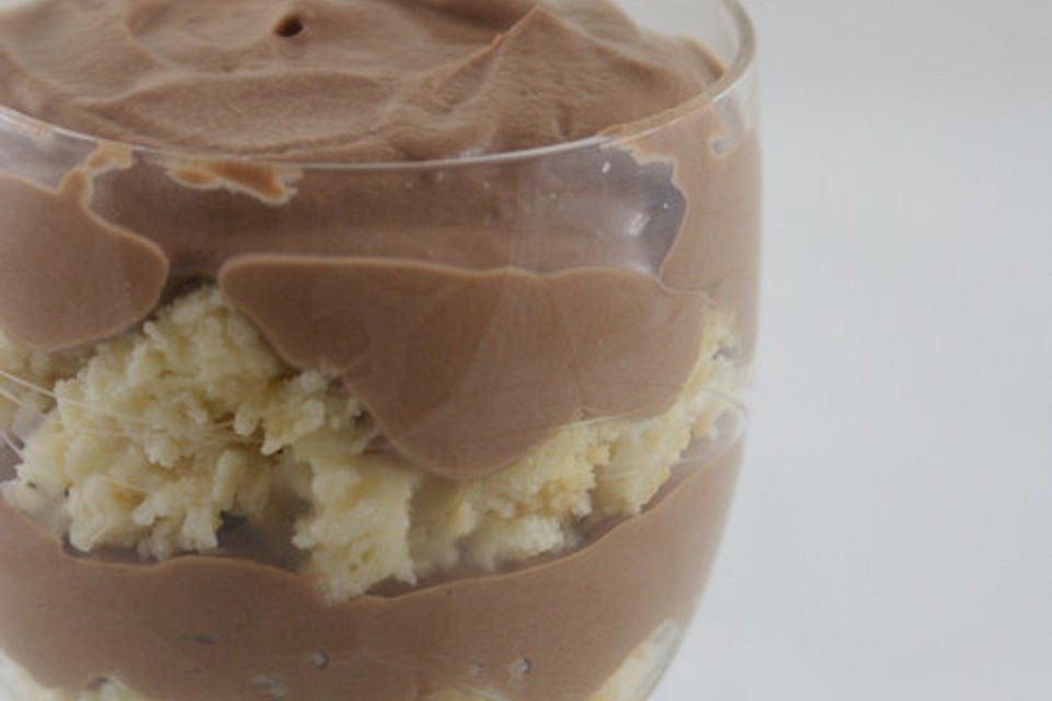 Schichtdessert mit Topfenkuchen und Schokoladen-Eierlikör-Creme