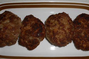 Buletten aus Rinderhackfleisch mit Kräuterfrischkäse