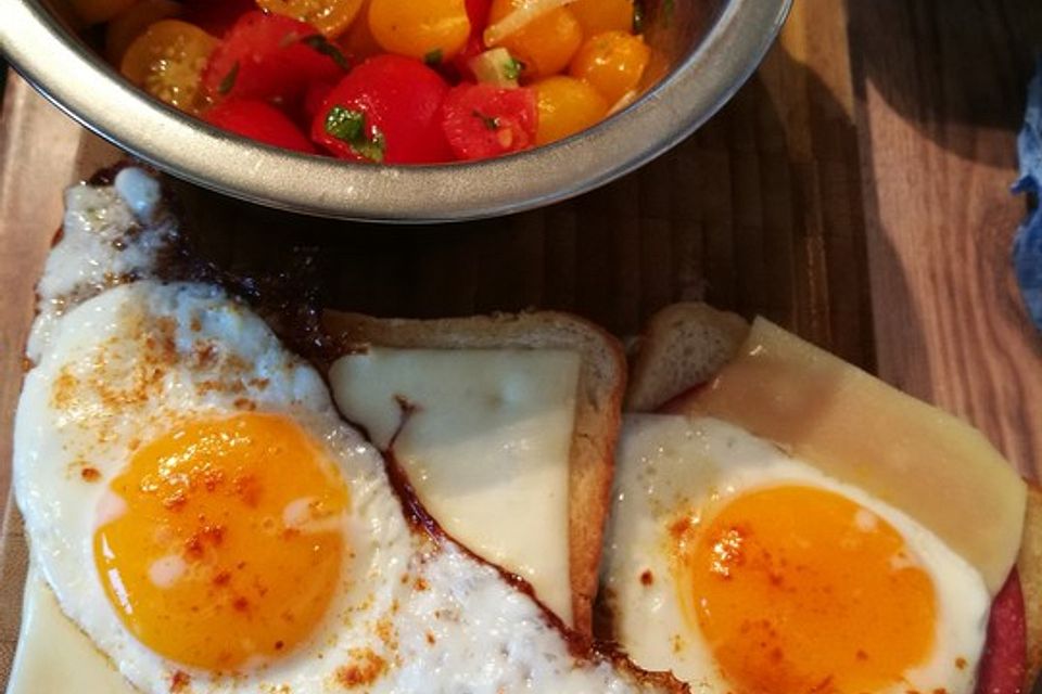 Bratbrot mit Tomatensalat