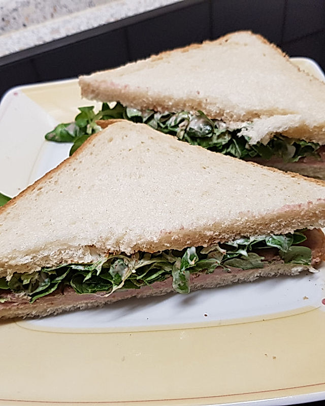 Sandwich mit Cashewmus, Feldsalat und Guacamole