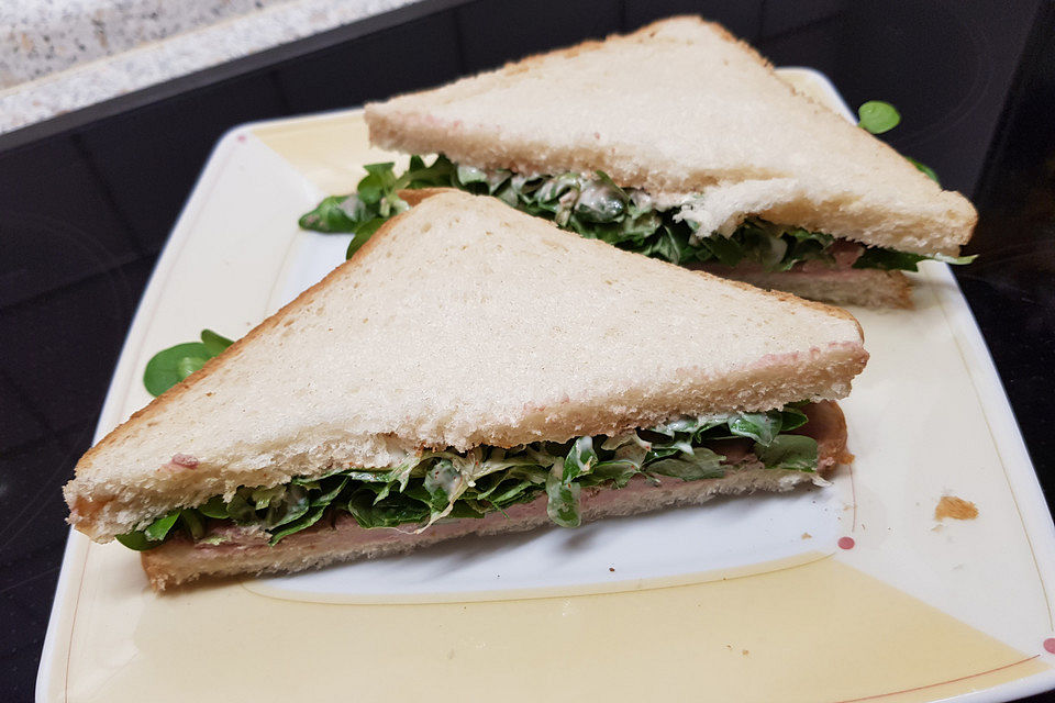 Sandwich mit Cashewmus, Feldsalat und Guacamole