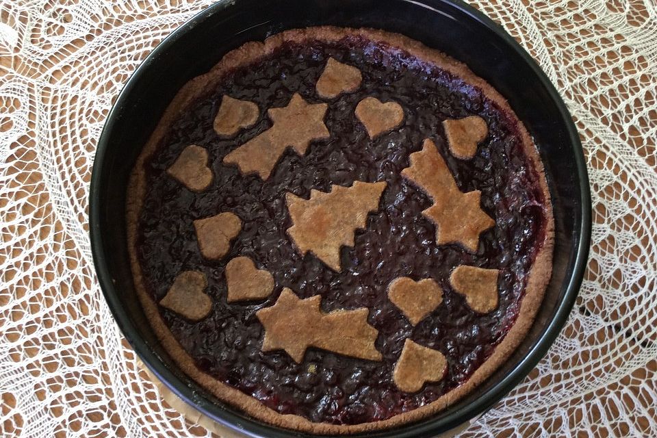 Herb fruchtige Linzertorte mit Preiselbeeren und Zimtteig