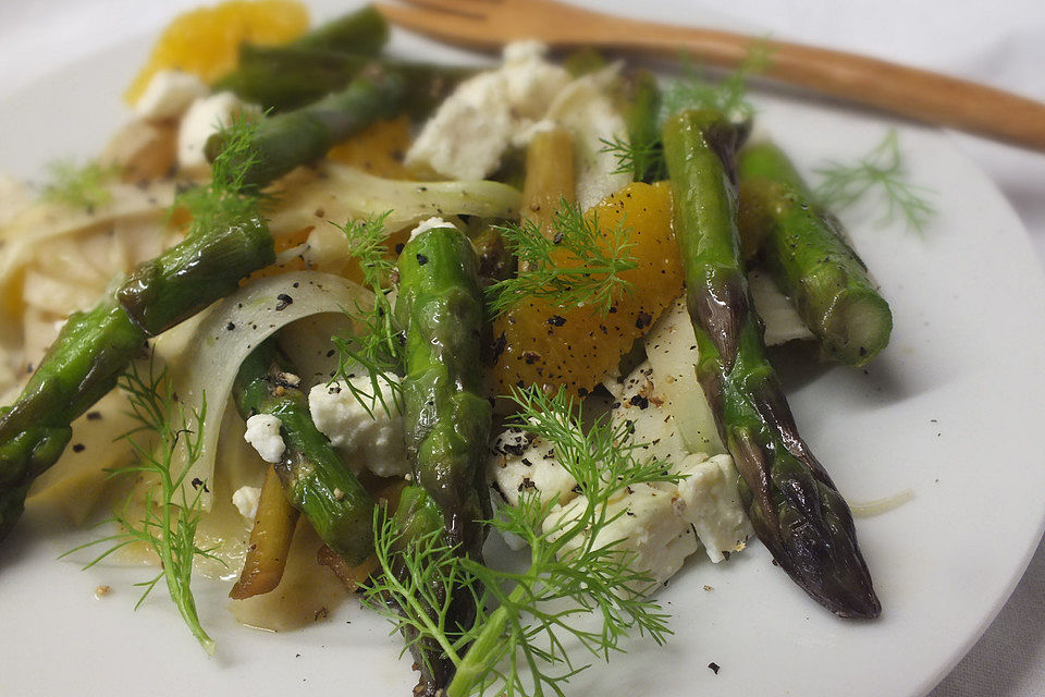 Salat mit grünem Spargel, Fenchel und Orange