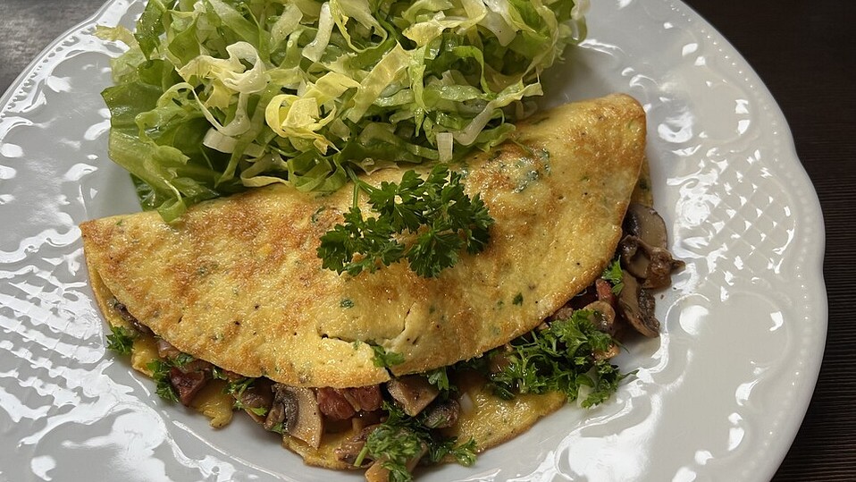 Omelette Mit Pilzen Und Speck