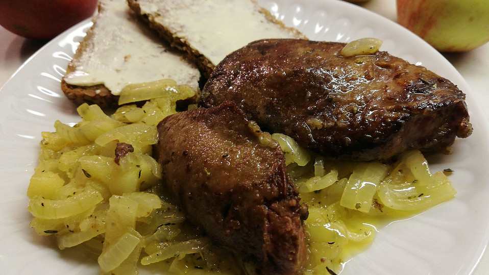 Gebratene Entenleber und Entenherzen mit Apfel- und Zwiebelringen von ...