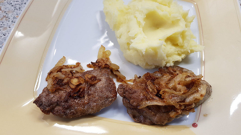 Gebratene Entenleber und Entenherzen mit Apfel- und Zwiebelringen von ...