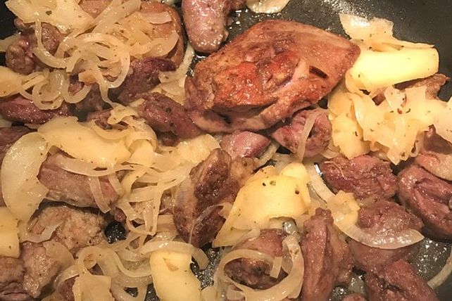 Gebratene Entenleber und Entenherzen mit Apfel- und Zwiebelringen von ...