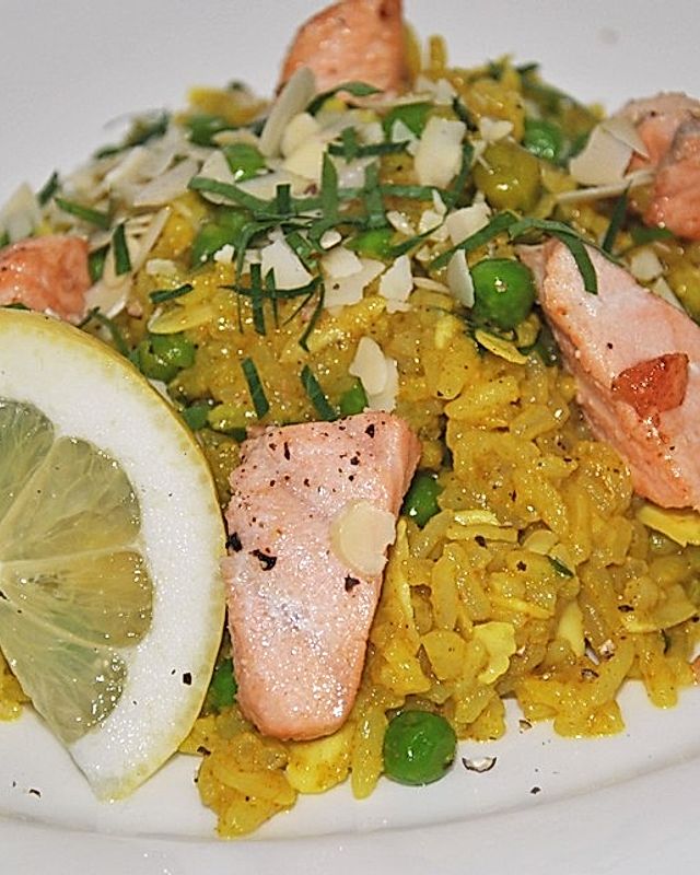 Lachs-Curry-Pfanne mit Reis und Erbsen