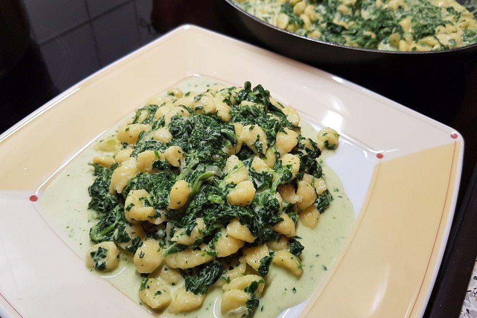 Cremige Spätzlepfanne mit Spinat und Käse - salzarm