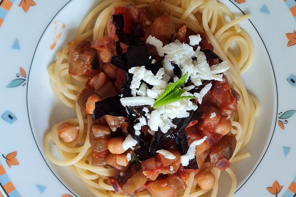 Spaghetti mit Auberginen, Schafskäse und Minze