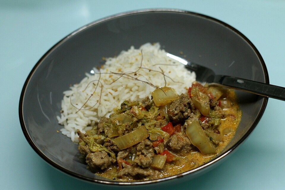 Chinakohl mit Hackfleisch, Paprika und Tomaten