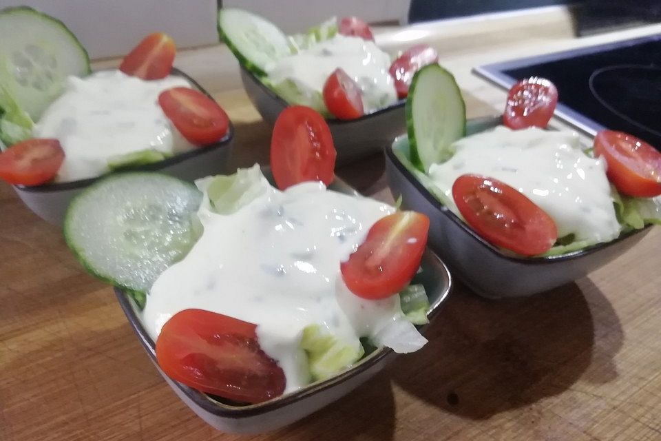 Joghurtdressing zu grünem Salat