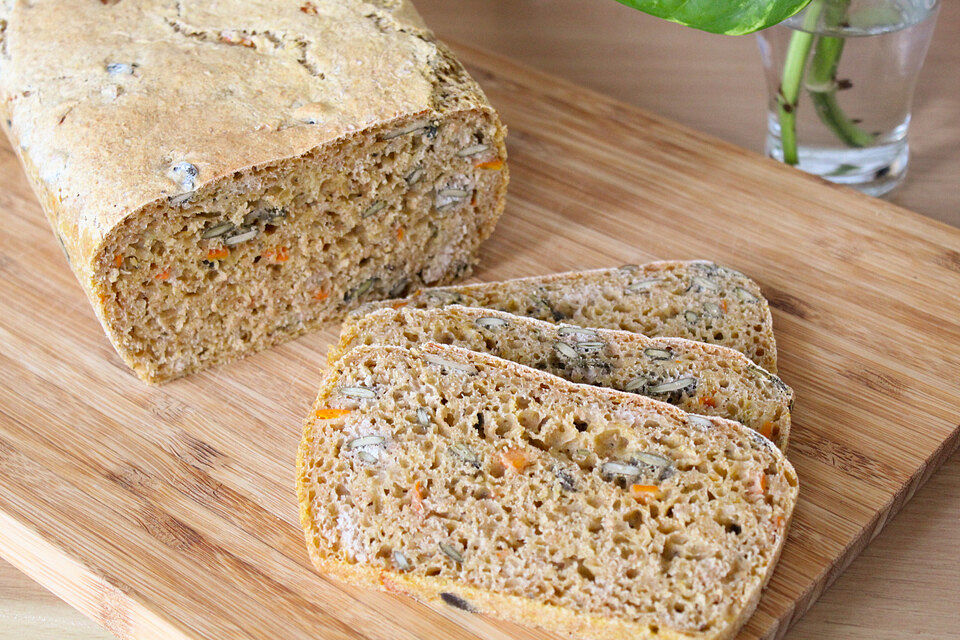 Kürbisbrot mit Salbei und Kürbiskernen Kürbisbrot mit Salbei und Kürbiskernen