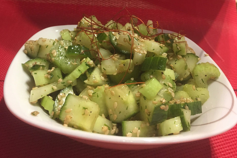 Gurken-Staudensellerie-Salat mit Sesam