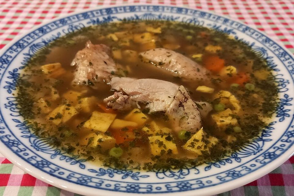 Klare Hühner-Gemüsesuppe ohne Salz