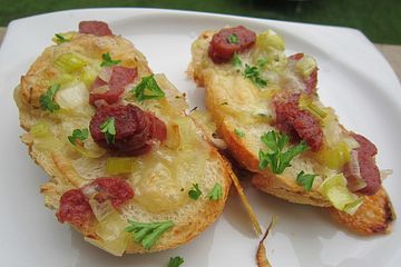 Lauch-Kaminwurzen-Crostini