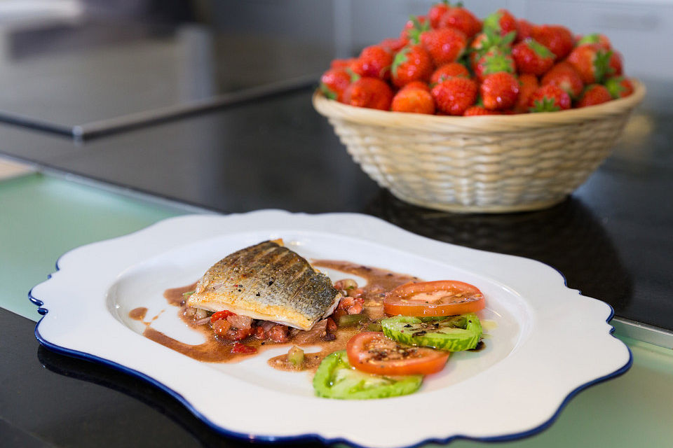 Dorade mit Erdbeeren und Tomate