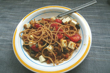 Spaghetti mit Linsen, Kirschtomaten und Feta-Käse
