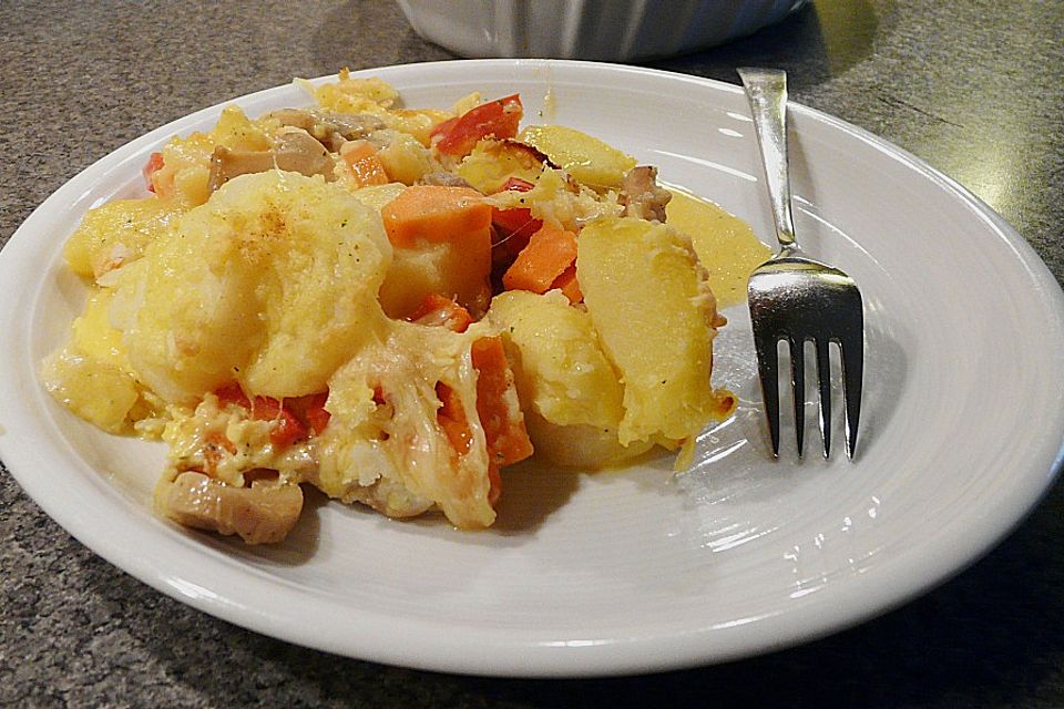 Kartoffelauflauf mit Paprika und Champignons