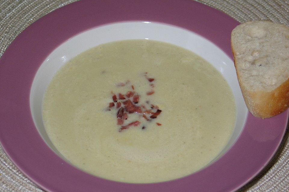 Cremige Topinambursuppe mit knusprigen Speckwürfeln