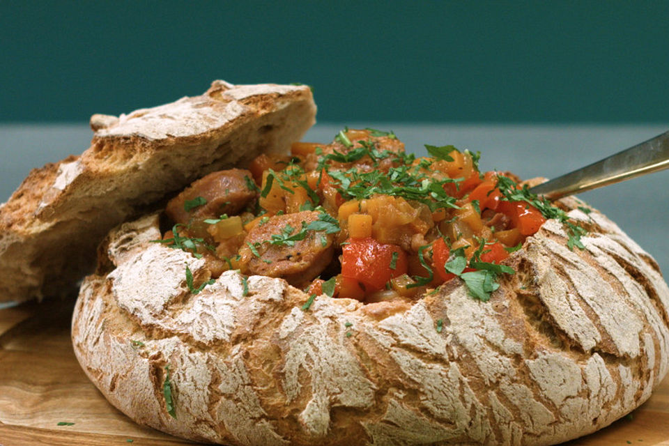 Gulaschsuppe im Brotlaib