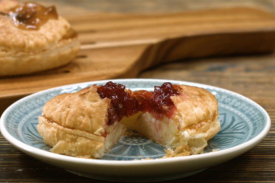 Blätterteig-Käse-Taschen mit Preiselbeeren