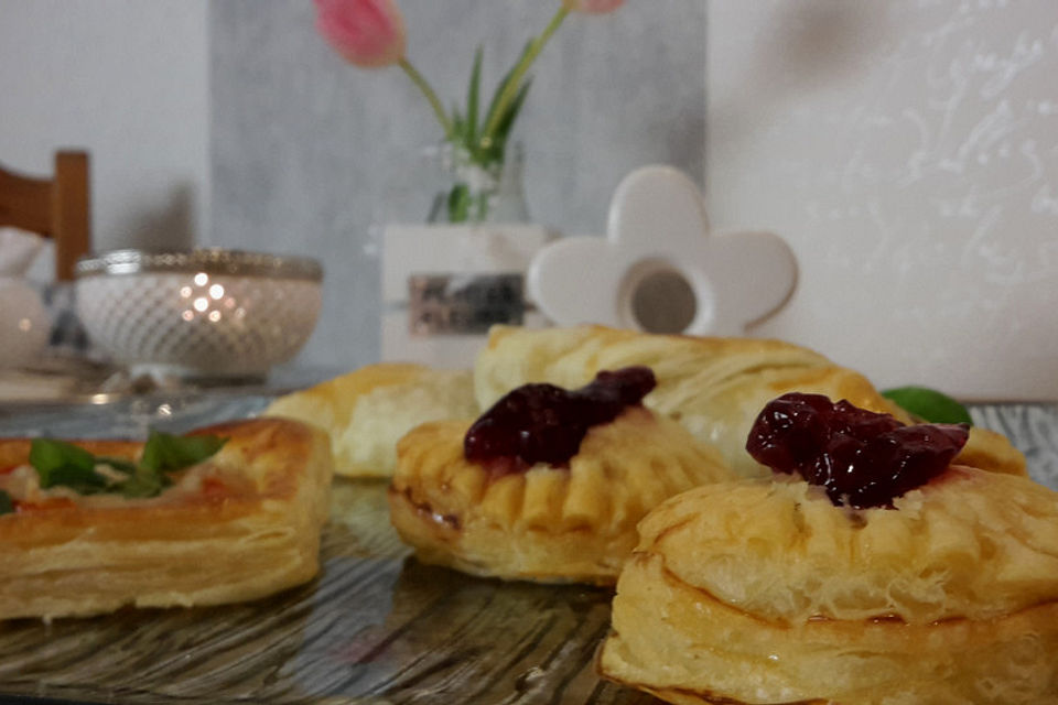 Blätterteig-Käse-Taschen mit Preiselbeeren