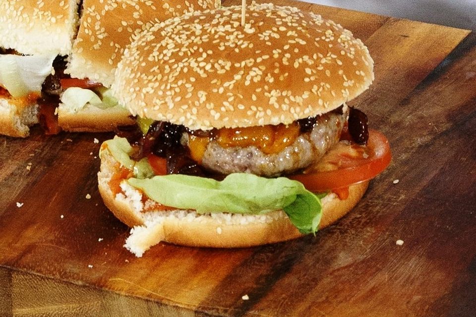 Cheeseburger mit Erdbeer-Ketchup