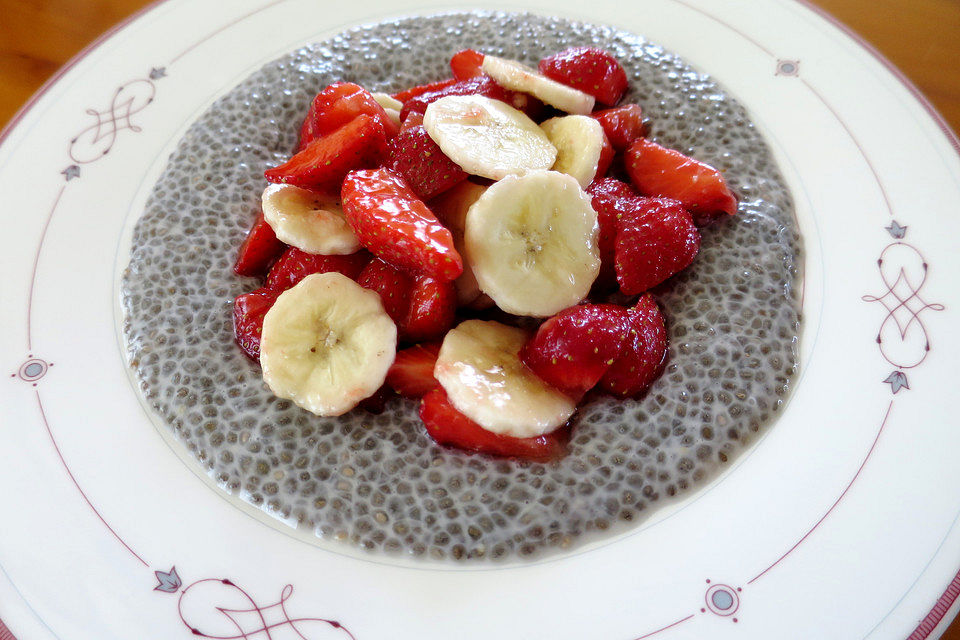 Chia-Pudding mit Erdbeeren und Banane